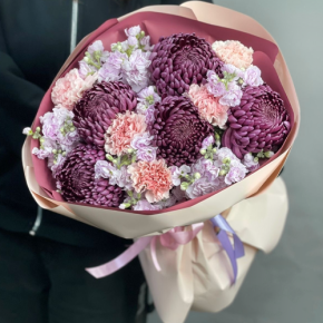 Букет "Софи" из хризантем Бигоуди, диантусов и ароматных маттиол в Дмитрове