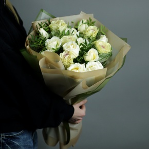 Букет "Дарли" из роз и брассики в Дмитрове