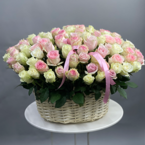 Композиция в корзине из 101 кенийской розы пастельный микс (40 см) в Дмитрове