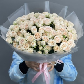 Букет из 35 кремовых кустовых роз (50 см) в Дмитрове