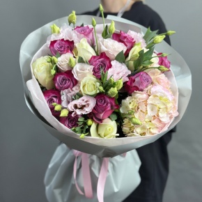 Букет из роз, гортензии и эустом в Дмитрове