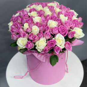 Композиция в шляпной коробке из 151 розы кения микс в Дмитрове