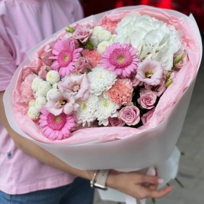 Букет "Розовые облака" из хризантемы, кустовых роз, диантусов, гортензии и эустом в Дмитрове