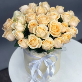 Композиция в шляпной коробке из 35 кремовых кенийских роз в Дмитрове