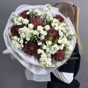 Букет "Шоколадный френч" из кустовых роз, хризантем Бигоуди, брунии, ароматных маттиол и сантини в Дмитрове