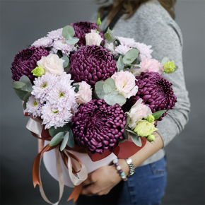 Композиция в шляпной коробке "Наденька" из хризантем Бигоуди, эустом и эвкалипта в Дмитрове