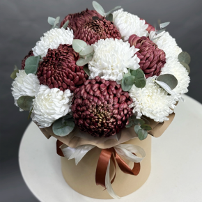 Композиция в шляпной коробке из 19 хризантем  в Дмитрове