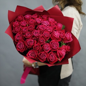 Букет из 35 малиновых роз Шангрила (50 см) в Дмитрове
