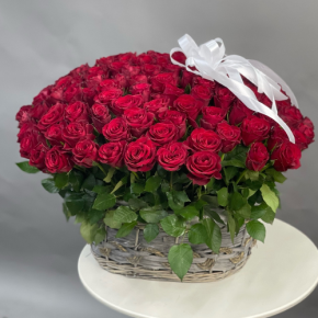 Композиция в корзине из 101 красной розы в Дмитрове