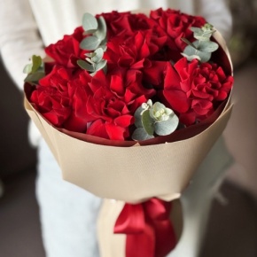 Букет "Красная пантера" из 7 роз Эквадор и эвкалипта в Дмитрове
