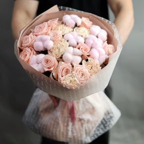 Пудровый букет из роз, хлопка и диантусов в Дмитрове