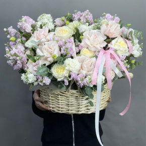 Композиция в корзине из роз Эквадор и ароматных маттиол в Дмитрове