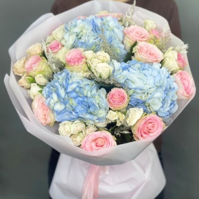 Букет "Легкий ветерок" из роз, конифера и гортензий в Дмитрове