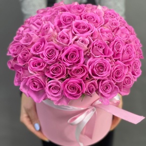 Композиция в шляпной коробке из 71 кенийской розы в Дмитрове