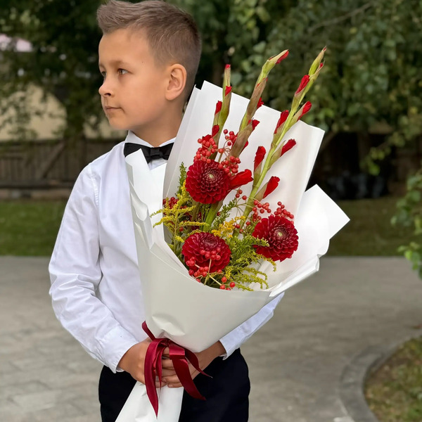 Букет на 1 сентября с красными гладиолусами, георгинами и калиной в Дмитрове