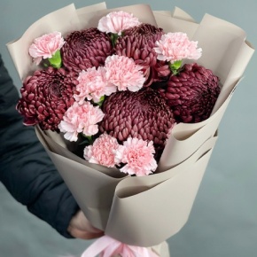 Букет из хризантем Бигоуди и розовых диантусов в Дмитрове