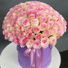 Композиция в шляпной коробке из 151 розы кения в Дмитрове