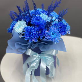 Композиция в шляпной коробке "Магия синего" из хризантем и конифера в Дмитрове