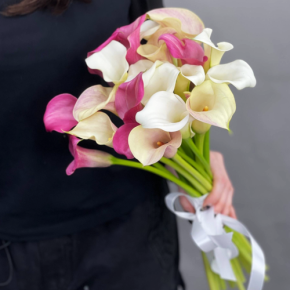 Букет из 21 каллы микс в Дмитрове