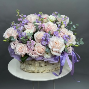 Композиция в корзине из французских роз и ароматных маттиол в Дмитрове