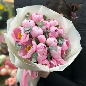 Букет из 15 лососевых пионов с эвкалиптом в Дмитрове