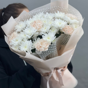 Букет из хризантем и диантусов пудра в Дмитрове