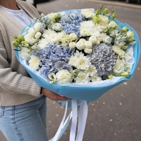 Букет "Голубые облака" из хризантемы, диантусов, Голландской гортензии, дельфиниума и эустомы в Дмитрове