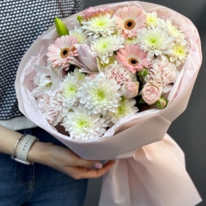 Букет "Дружба" из хризантемы, пионовидной лилии, гербер, диантусов и кустовых роз в Дмитрове