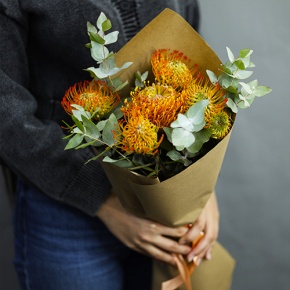 Букет "Гости из будущего" из 5 лейко и эвкалипта в Дмитрове