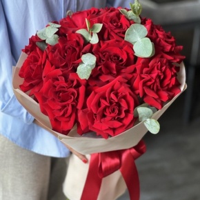 Букет "Красная пантера" из 13 роз Эквадор и эвкалипта в Дмитрове