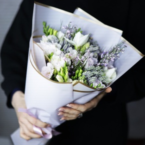 Ароматный весенний букет из фрезий, нарциссов, вероники и генисты в Дмитрове