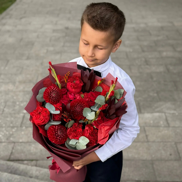 Букет с георгинами, розами и леукадендроном в Дмитрове