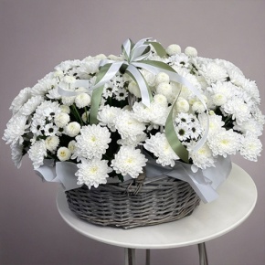 Композиция в корзине "Снежная лавина" из хризантем в Дмитрове