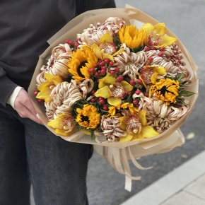 Букет "Биркин" из подсолнухов, орхидей, гиперикума, хризантем Виена в Дмитрове