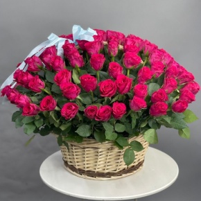 Композиция в корзине из 151 малиновой розы в Дмитрове
