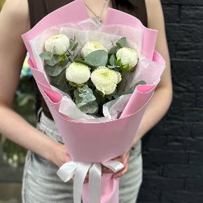 Букет-комплимент из 5 белых ранункулюсов в Дмитрове
