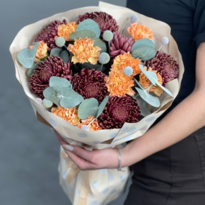 Букет "Персиковый раф" из хризантем Бигоуди, краспедии и диантусов в Дмитрове