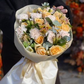 Букет "Пломбирный" из роз Аваланж, диантусов, альстромерий и эвкалипта в Дмитрове
