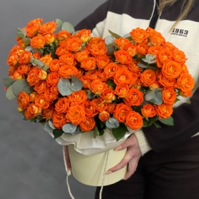 Композиция в шляпной коробке "Закат" из кустовых роз и эвкалипта в Дмитрове