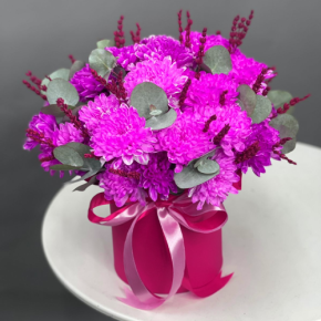 Композиция в шляпной коробке "Магия розового" из хризантем и лаванды в Дмитрове