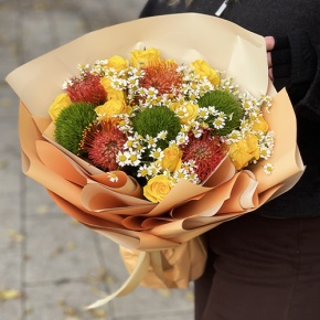 Букет "Зельда" из диантусов Lux, лимонных роз, лейко и ромашек в Дмитрове