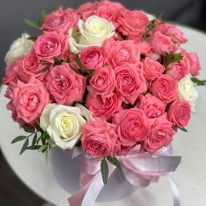 Композиция в шляпной коробке из белых и кустовых коралловых роз в Дмитрове