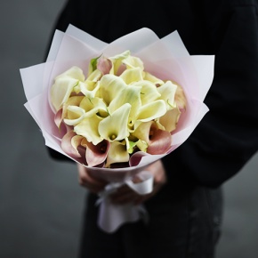 Букет из 25 калл нежный микс в Дмитрове