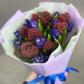 Букет "Твой яркий день" из гиацинтов и скиммии в Дмитрове