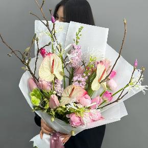 Авторский букет с антуриумами, ранункулюсами и цветущими ветками магнолии в Дмитрове