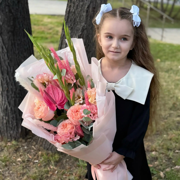 Букет на 1 сентября с гладиолусами, розами и антуриумом в Дмитрове