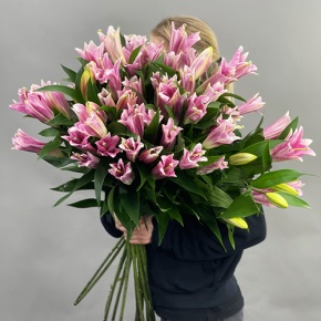 Букет из 17 розовых лилий в Дмитрове