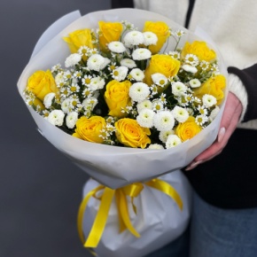 Букет "Синди" из лимонных роз, ромашек и хризантем сантини в Дмитрове