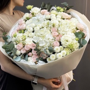 Букет "Пастелла" из кустовых пионовидных роз, Голландской Гортензии, эустомы, хризантемы Ньютон и эвкалипта в Дмитрове
