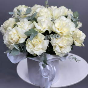 Композиция в шляпной коробке из роз Эквадор Мондиаль в Дмитрове